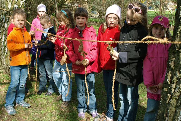 http://robert-koch-park.de/2011/04/waldkinder-im-park/