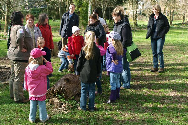 http://robert-koch-park.de/2011/04/waldkinder-im-park/