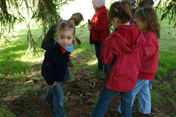http://robert-koch-park.de/2011/04/waldkinder-im-park/
