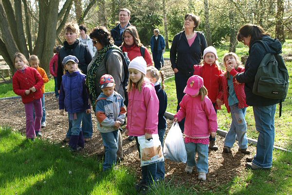 http://robert-koch-park.de/2011/04/waldkinder-im-park/